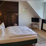 Zur Neuenburg Casa de hóspedes 3*