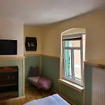 Zur Neuenburg 3*