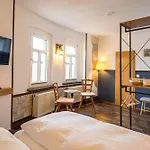 Zur Neuenburg Penzion 3*