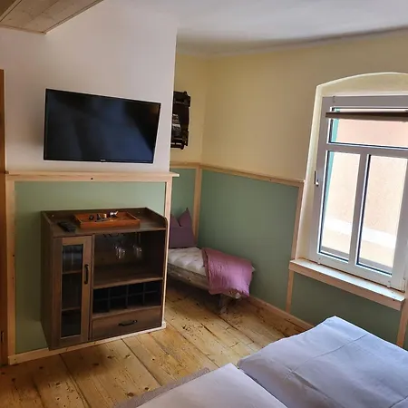Zur Neuenburg 3*