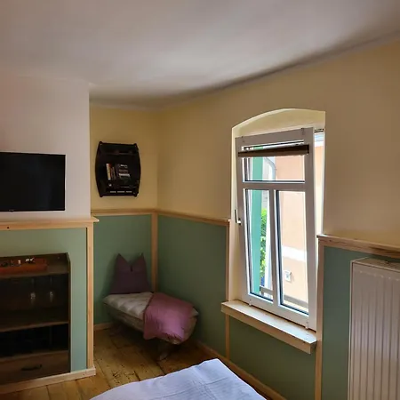 Zur Neuenburg 3*