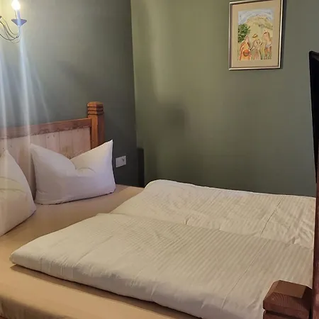 Zur Neuenburg 3*