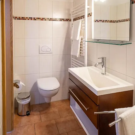 Zur Neuenburg 3*