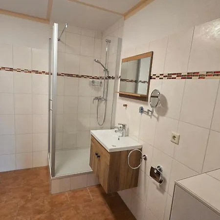 Zur Neuenburg Penzion
