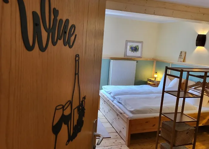 Zur Neuenburg Gæstehus 3*