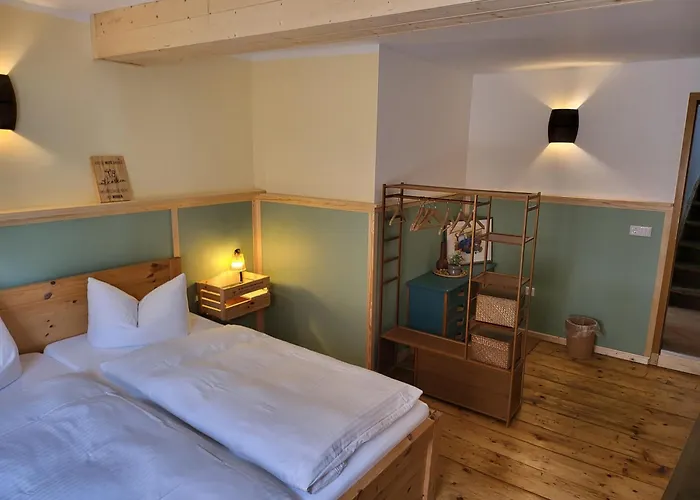 Zur Neuenburg Gæstehus 3*